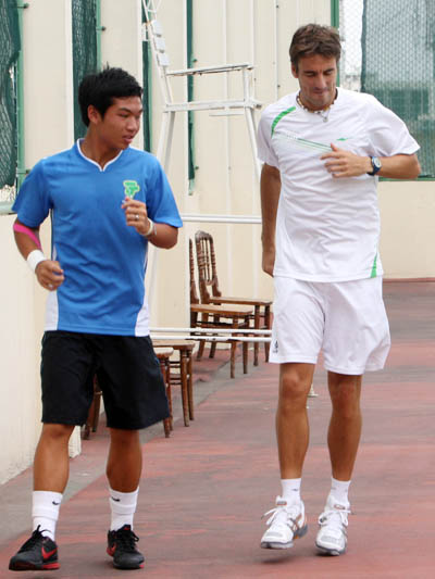  Hoàng Thiên đấu tập cùng ngôi sao quần vợt Tommy Robredo 